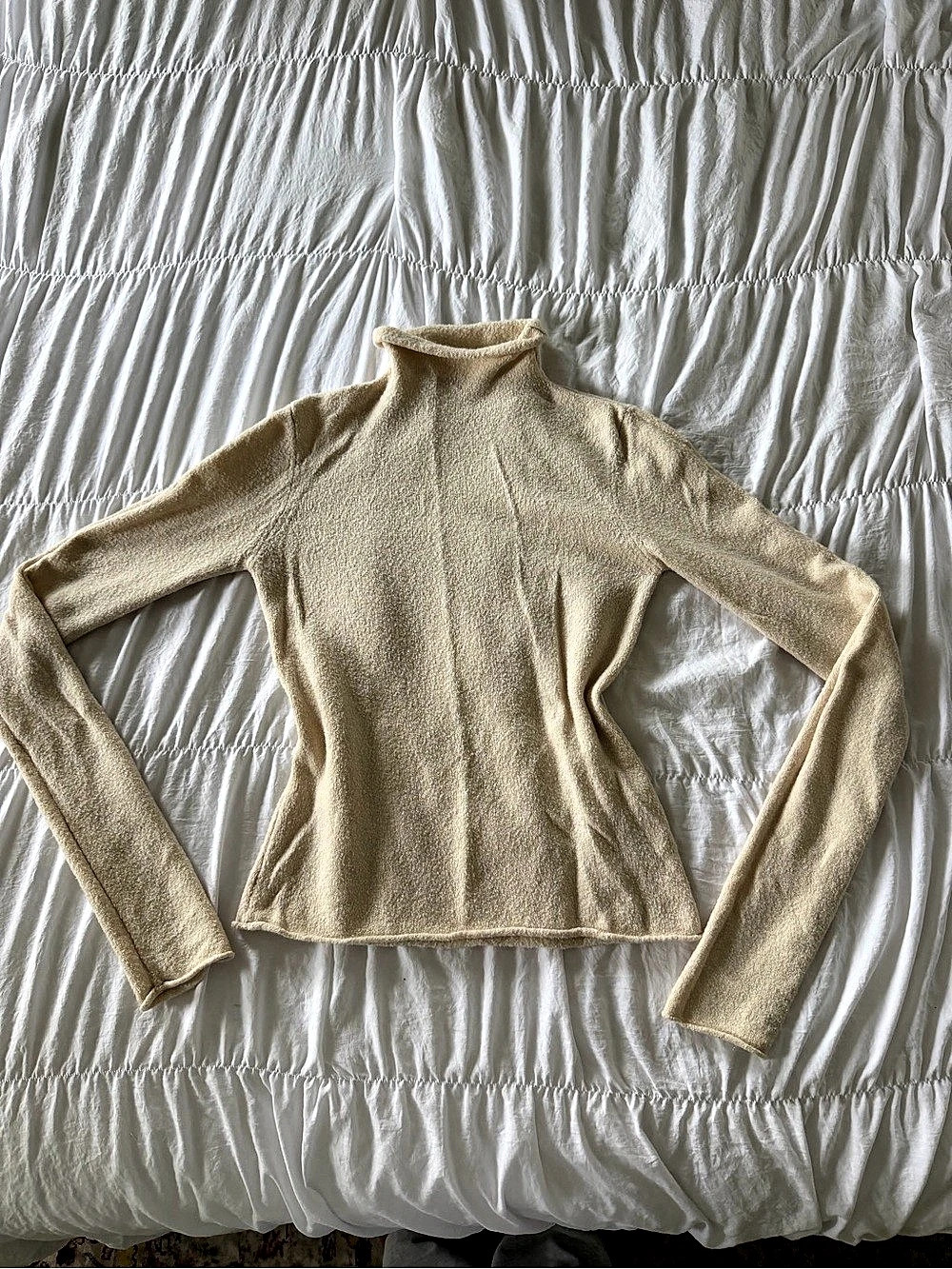 Aritzia Wilfred Turtleneck Sweater in Cream Size Medium